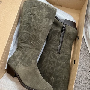 Cowboy boots  - Säljer mina gröna cowboy boots från bullboxer i mocka eftersom de aldrig kommit till användning!💓 De är helt nya och kvitto och box finns. Nypris 1400! Frakt står köpare för. 