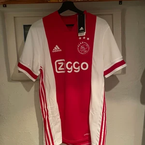 Adidas Ajax officiell Matchtröja 2020/2021 - Helt ny oanvänd fotbollströja. Tröjan är äkta och köpt från adidas (se produktkod, bild 2). Tröjan är i storlek L 
