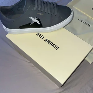 Arigato skor - Hej säljer mina arigato. Mycket bra skick.  Har kvar kartongen