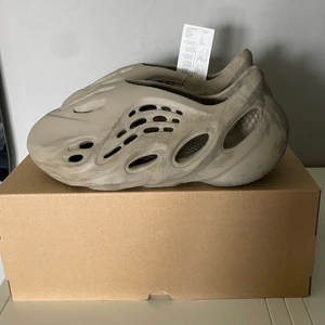 Yeezy foam runner stone  -  Hej, säljer ett par yeezy foam runner stone sage.  Size: us 7 Cond: DS Pris: 1500 + frakt   Vid frågor skicka Pm