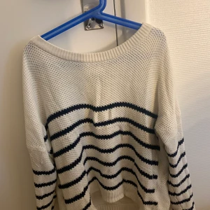 Stickad randig tröja - Säljer denna fina pga dålig användning på de senaste, väldigt skön och inga defekter. Storlek S, den är lite kortare vid armarna. Skriv vid frågor eller om fler bilder behövs!❤️