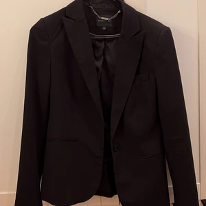 STOCKHLM kavaj - svart kavaj, skulle säga att den passar om man har storlek 32/34 