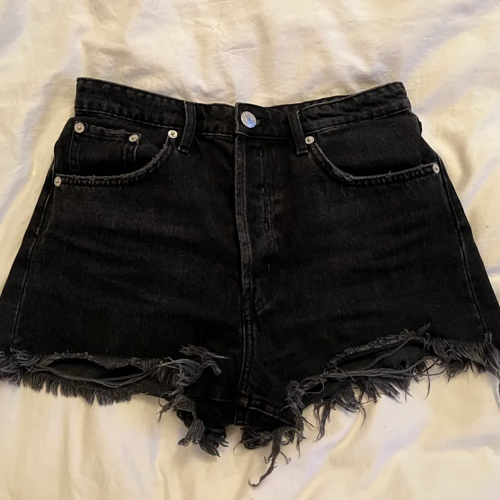 Säljer dessa knappt använda jeans shortsen från Zara! Storlek 38 men passar mig som vanligtvis har 36 i storlek men tycker det är najs med lite overzied på jeans shorts!❤️ super skick! Skriv vid intresse eller frågor. Shorts.