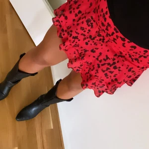 Kjol - Säljer denna fina sommarkjol i storlek 36. Använd enstaka gånger så den är som ny! 