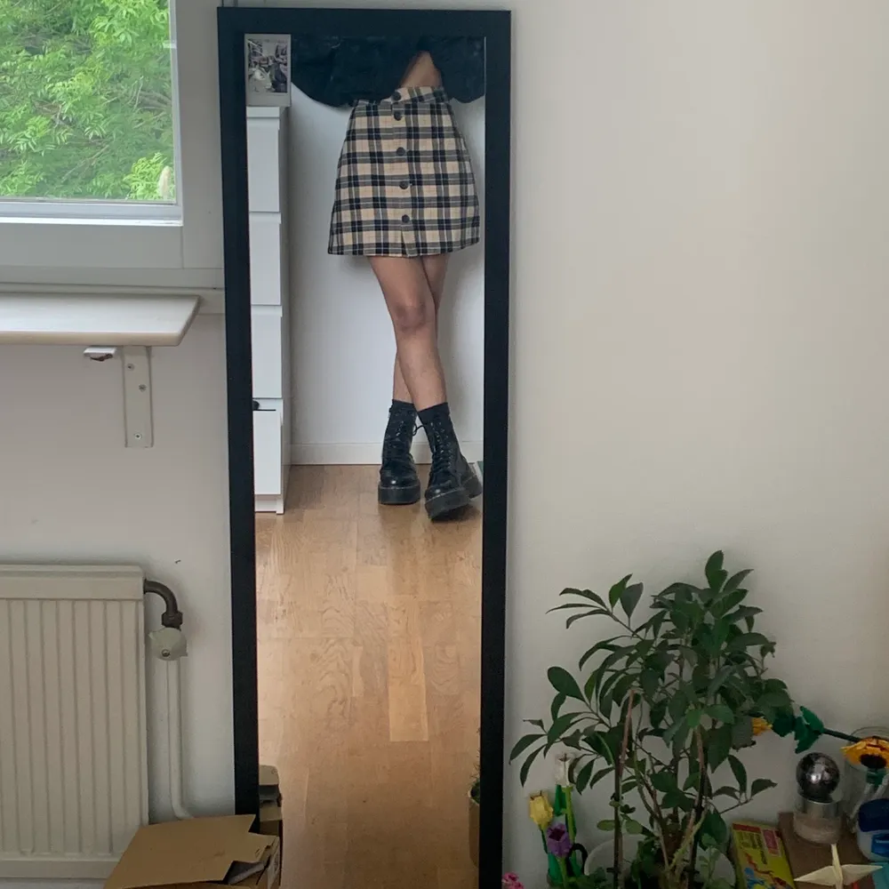 Checkered beige and black Monki skirt, only used to try on because i got the wrong size.. Kjolar.