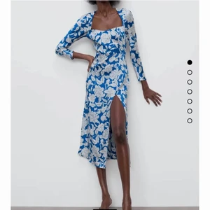 Finaste sommarklänningen  - En riktig midsommardröm med galet snygg slits som köptes förra året, men tyvärr inte passade mig. Nyskick och med lappen kvar🌷