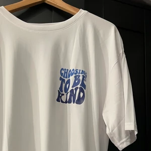 T-shirt - Jättefin T-shirt med coolt tryck på💙