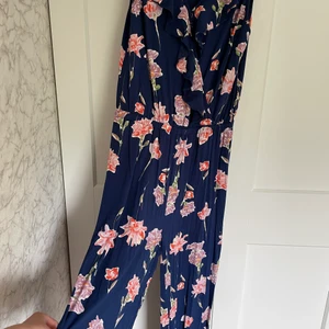 Byxdress - Byxdress från bonprix, endast använd någon gång. Storlek S men är ganska lång i benen. 100kr eller bud+frakt.