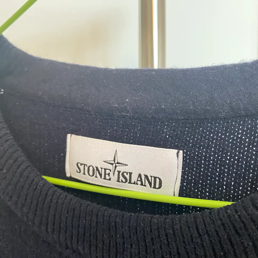 En stickad tröja från Stone Island i storlek M.. Stickat.