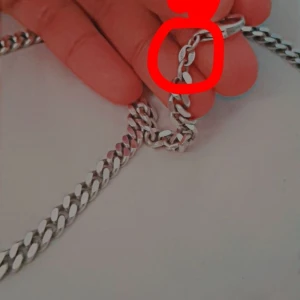 Halsband  - Denna halsbanden köpte jag, fö månader sedan men tyvärr så har den inte kommit till användning bara några få gånger typ 1-3 den sitter jätte bra och passar typ i allt. Vanliga priset vet jag inte vad de är eftersom jag köpte den här på plick för 600 kr men jag säljer de fö 425 SEK. hör av dig ifall du har frågor 💗🌸