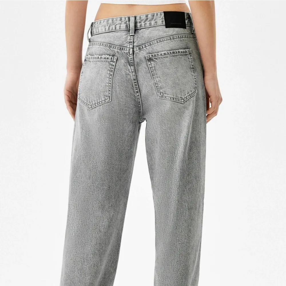 Jeans ” loose fit straight” från bershka. Endast använda en gång. Stora i storleken . Jeans & Byxor.