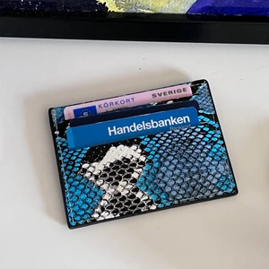 Korthållare - Svincool korthållare som aldrig är använd🌈Köparen står för frakten💕