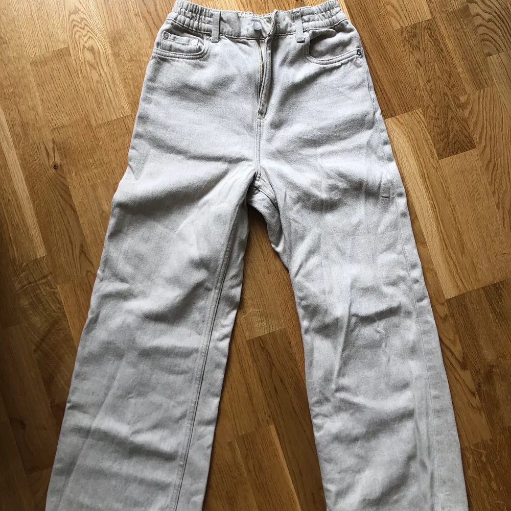 Supersnygga beigea jeans från weekday.  Storlek w.26 . Jeans & Byxor.