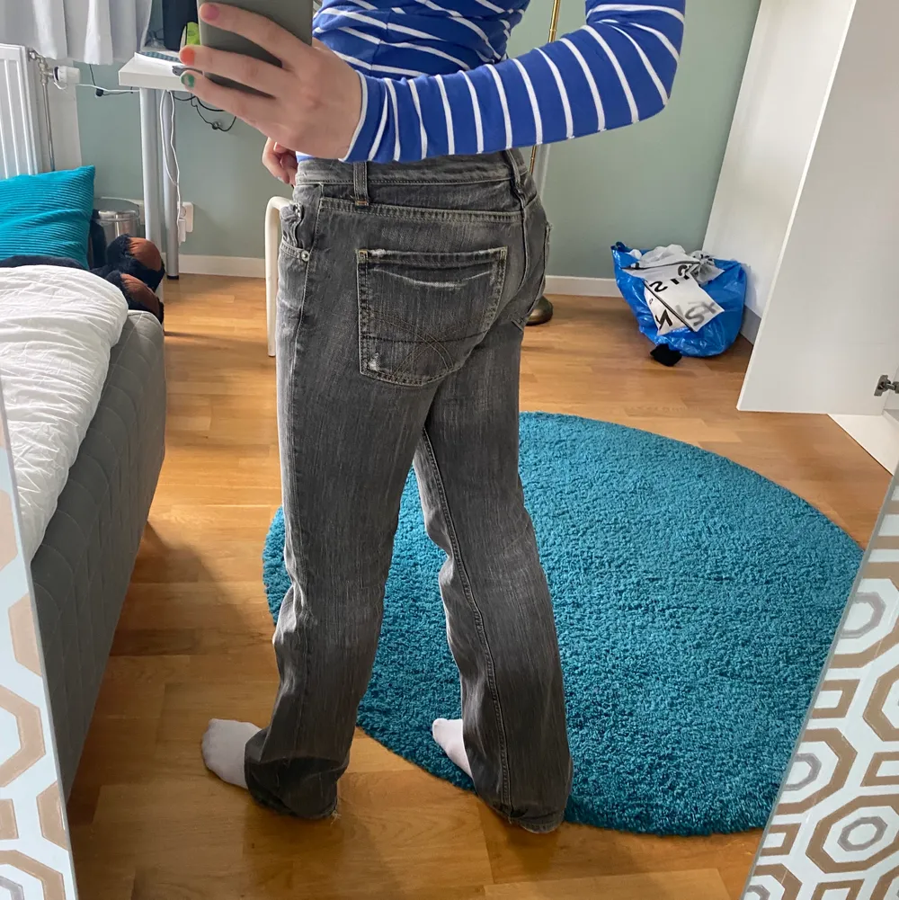 Lågmidjade supersnygga men slitna gråa jeans. Passar mig som är 165. Möts upp i stockholm eller så betalar köparen för frakt. Säljer endast vid bra bud. Jeans & Byxor.