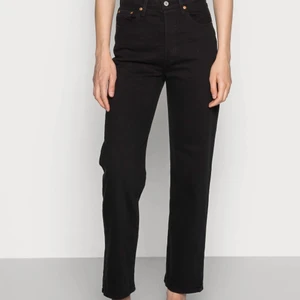 Levis ribcage straight ankle W24 - Levi’s ribcage straight ankle jeans, storlek 24x27 Färg : Black heart Har två små hål på höger bakficka syns på bild 3 annars som nya.