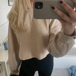 Beige tröja - Beige croppad collegetröja från Gina! 🤍