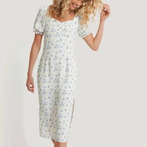 Klänning Queen of jetlags nakd  - Klänning queen of jetlags nakd. Superfin! Passar jättebra som midsommarklänning. Använd ett fåtal gånger och är i bra skick. Är lite sliten i innertyget men det är inget som syns. Skriv för fler bilder. (bilden är lånad)