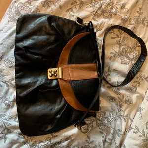 Snygg väska  - Snygg y2k väska, säljes då jag inte använder. Tror den är i läder men är inte säker.