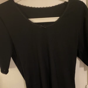 Svart tröja  - Har inte kvar lapparna på tröjan men utöver det så är den i nytt skick 