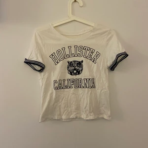 Hollister t-shirt strl s - En skön t-shirt som använts ett fåtal gånger men är lika fin fortfarande. Frakt kan bli billigare. Bara att höra av vid frågor/fler bilder:) 
