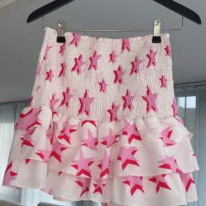 Säljer den här superfina kjolen med rosa stjärnor från Loavies💓 den är stretchig och bekväm och endast använd 2 ggr så den är i fint skick! Kontakta mig om fler bilder önskas💕💕