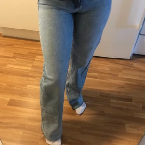 Straight leg byxor  - Är 170cm. Den släpar inte på golvet om jag har skor på mig. Ej stretch 