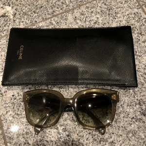 Celine solglasögon  - Hej! Säljer nu mina sjukt snygga Celine solglasögon i limited edition färg. Dem är i en super fin militärgrön färg som passar till de mesta. Jag har använt dem sparsamt så kan inte hitta en enda skråma. Säljer dem för 1200kr nypris nu på mytheresa är 350€