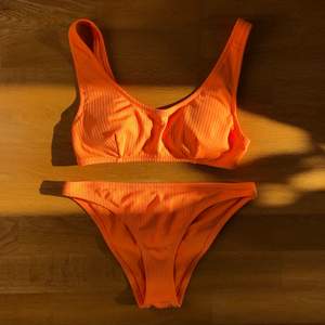 Bikini i stark orange färg, sportig stil! Sparsamt använd! Mycket fint skick, frakt inkluderat i priset! 