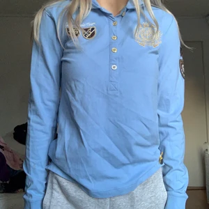Strl xs - Säljer pga att jag rensar ut min garderob på saker jag inte använder. Kommer sälja allt för en billig peng då jag behöver bli av med det snabbt. Mitt pris: 50kr (Kan mötas upp i Malmö eller fraktas)