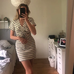 Randig klänning asos - Vit/marinblå klänning strl S köpt på asos, helt ny med lappen kvar! 