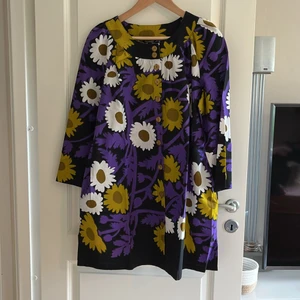 Klänning, tunika Marimekko - Klänning, tunika från Marimekko Hel knäppning fram, fickor i sidan, 100% bomull  Köpare står för frakt