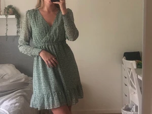 Blommig klänning - Grön, blommig sommarklänning med liten volang strl 38 (från New yorker tror jag) 