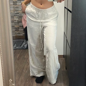 Linnebyxor  - Helt nya Linnebyxor som ej är använda. Har köpt två par så säljer den ena för den va lite för stor. Jag ör 162,5 och de är lite för lång för mig tyvärr. Den skulle nog passa M också för den är så lös i storleken. 