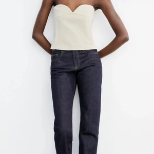 Bustier hjärtformad urringning strl S - Säljer denna jättefina bustier toppen från zara eftersom jag råkade beställa hem två stycken! Aldrig använd så är i helt nytt skick!💕 Köpte för 399kr   Köpare står för frakten som ligger på 66kr