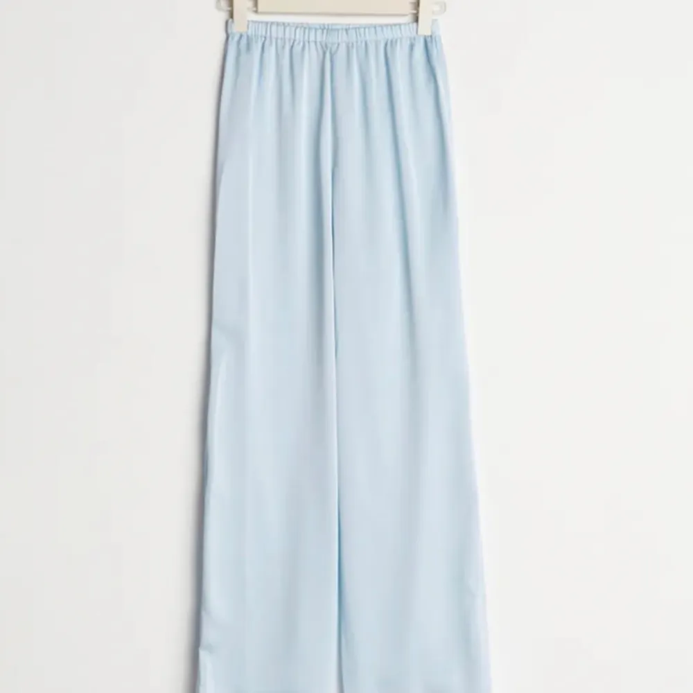 Ljusblåa satinbyxor som är perfekta för sommarn. Funkar som både pyjamas och snygga sommaroutfits❤️. Jeans & Byxor.