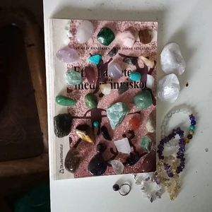 Kristaller!!  - En massa kristaller som jag vill bli av med!! Ringa in vilkaå du vill ha så kommer vi överens om ett pris 🚨endas armbanden är sålda förutom det med olika färger på🚨