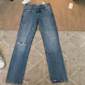Säljer dessa sprillans nya mid waist jeans i stlr. 32. Är 163 och dom var lite långa men jätte sköna. 399kr