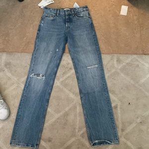 Zara mid waist jeans - Säljer dessa sprillans nya mid waist jeans i stlr. 32. Är 163 och dom var lite långa men jätte sköna. 399kr