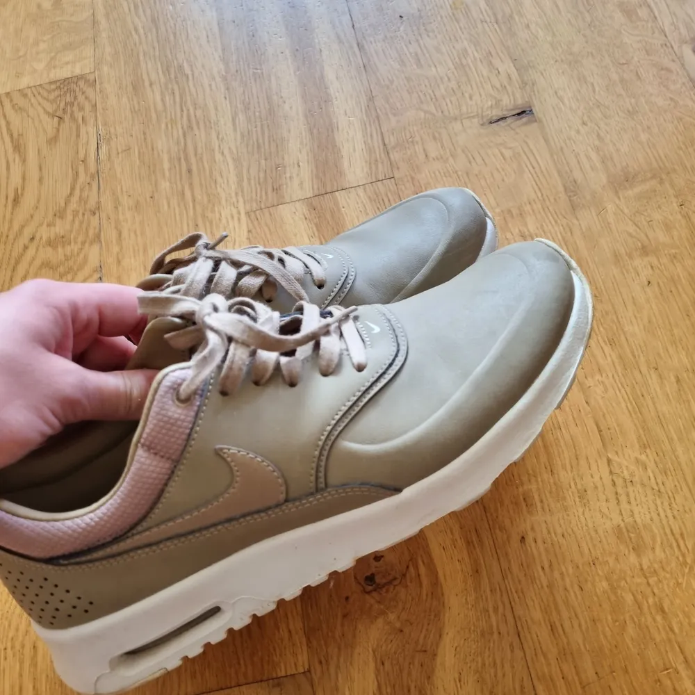 Nike Air Max Thea som är oanvända. Var svårt att få tag på pga väldigt populära när jag köpte och nu finns de inte längre att köpa till butikspris utan säljs online för ca 2000-3000 kr. . Skor.