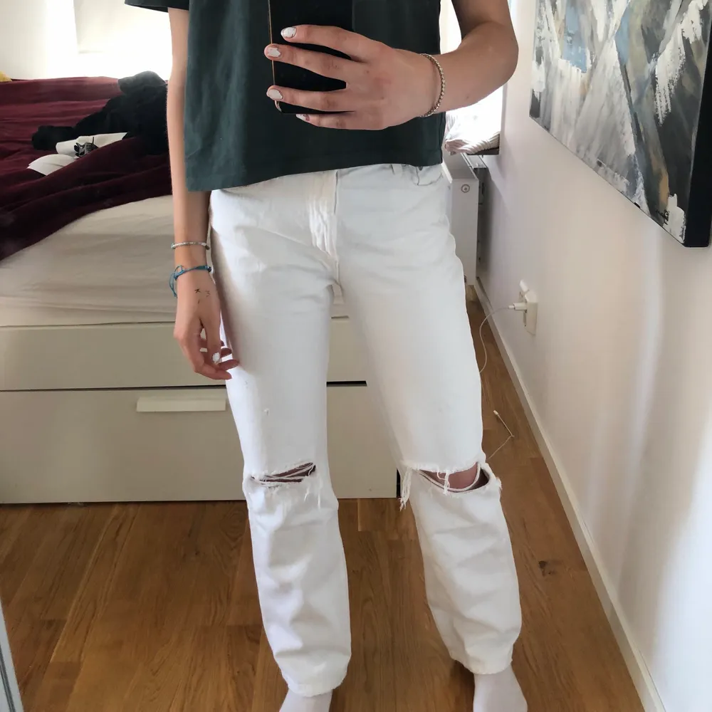 Vita mid rise straight jeans med slitningar från Zara. Säljer för att dom inte används. Köparen står för frakten- 50kr . Jeans & Byxor.