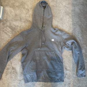 En knappt använd Acne studios hoodie face logo i nyskick utan defekter, går ej att köpa längre. Köpt för 3200!