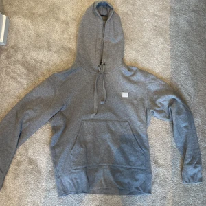 Acne hoodie - En knappt använd Acne studios hoodie face logo i nyskick utan defekter, går ej att köpa längre. Köpt för 3200!