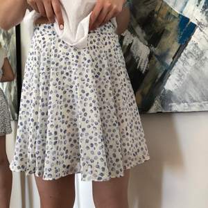      Fin kjol som är ny med lappen kvar från NA-KD. Köparen står för frakten- 30 kr 