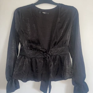 Svart blus/topp - Topp i ett mjukt lite glansigt material, säljs för 90kr i storlek S