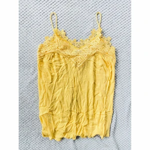 Kiss the sky tunika - Tunika med spetsdetaljer. Storlek liten large.