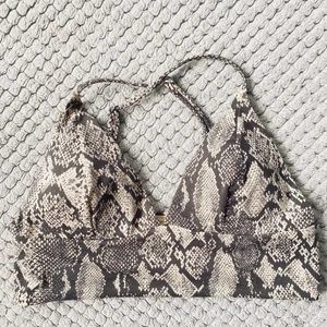 H&M bikini top - Fint skick, knappt använd. Från H&M. Storlek 38, dock mer en 36.. Banden går att justera.