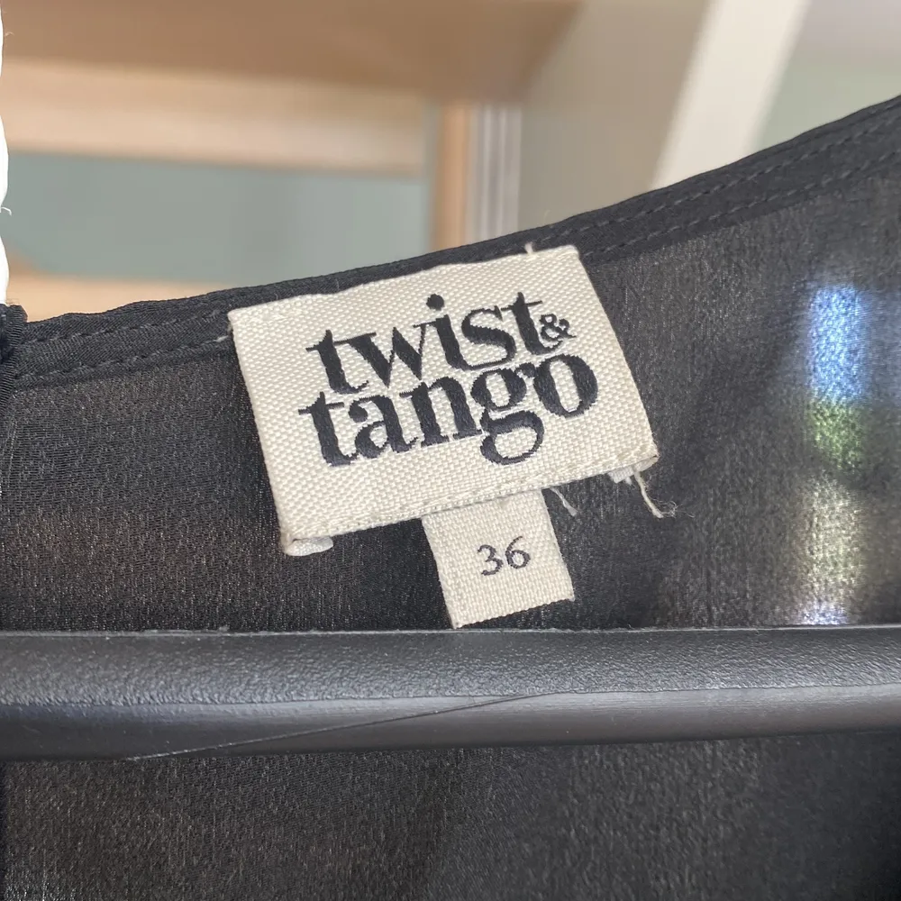 Twist & tango storlek 36. Sammet framsida och en svart baksida med knappar . Blusar.