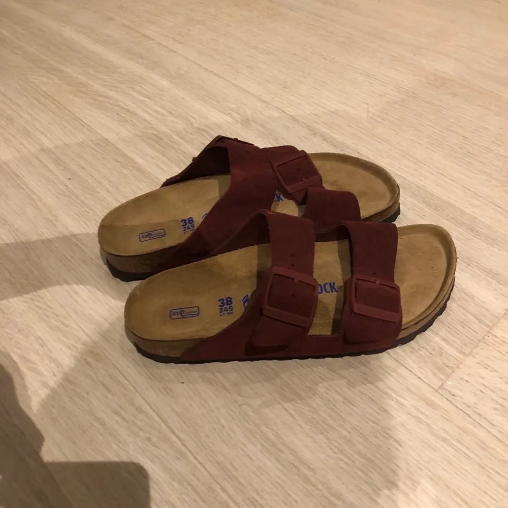 Säljer helt nya birkenstock då de var för stora för mig. Aldrig använda!. Skor.