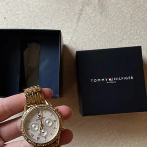 Tommy hilfiger damklocka - Hej!  Säljer min tommy klocka som är helt ny! använd endast 2 gånger. Säljer den då jag aldrig använder den och har en annan klocka jag använder.  Priset kan diskuteras 