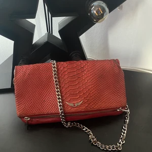 Zadig & Voltaire Väska  - En superfin röd Zadig väska som är använd under ca 1 års tid. Nypriset var ca 4000kr